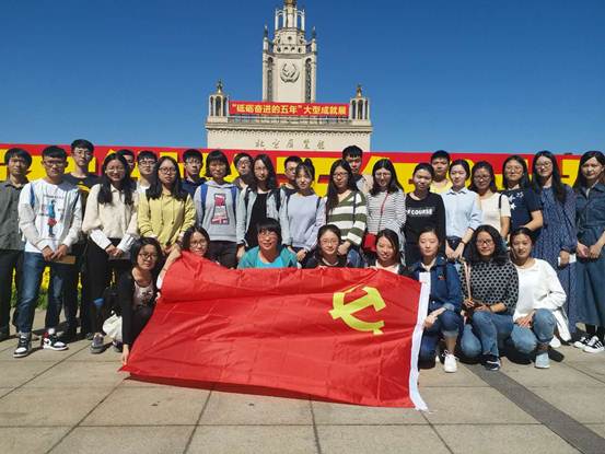 2017级英国365集团网站研究生参观“砥砺奋进的五年”大型成就展