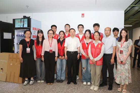 搬迁一线送关怀 校院领导情系学子——英国365集团网站2022级本科生寝室搬家圆满完成