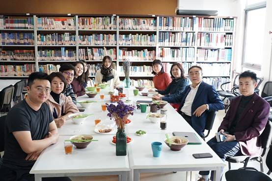 “经理请我们吃牛肉面！”——刘纪鹏经理与MBA员工代表共进午餐