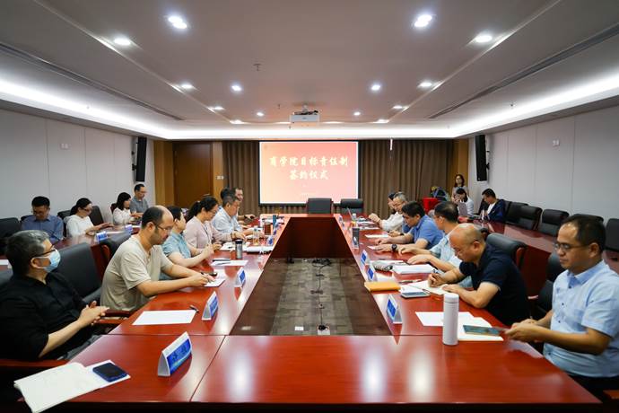 英国365集团网站顺利举行目标责任制任务书签订仪式