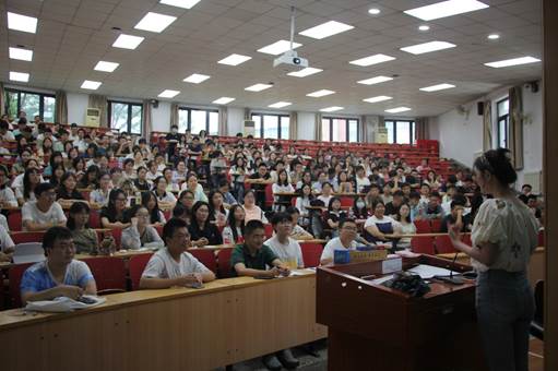 英国365集团网站2023级本科生入学教育年级大会及新生班会顺利举行