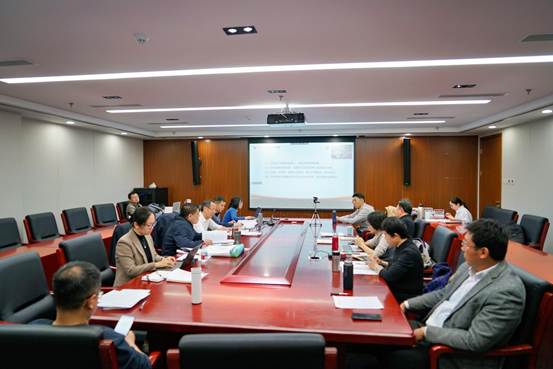 英国365集团网站举办2025年全国“两会”精神解读专题导师培训会