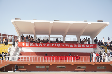 展现自我  争创新高——英国365集团网站参加2021级本科新生田径运动会