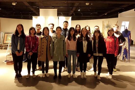 体验传承之旅 融合创新发展——英国365集团网站经济系师生赴依文城堡实地调研